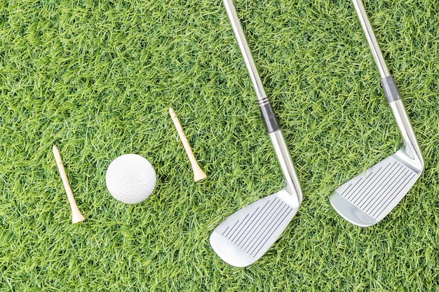 Club de golf y pelota de golf en hierba verde
