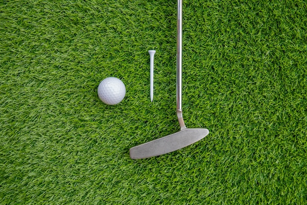 Club de golf y pelota de golf y tee en verde