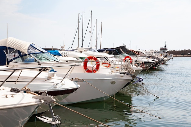 Club náutico con yates en el muelle de la ciudad de Constanta, Rumania