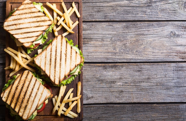 Club sanduíche com tomate, pepino, presunto, queijo e salada Clubsandwich