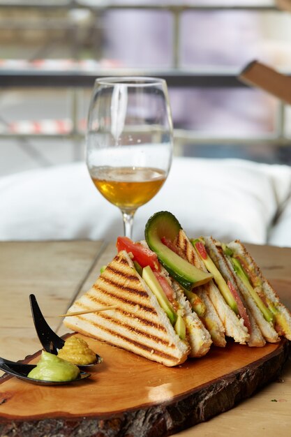 Club Sandwich auf Holztablett