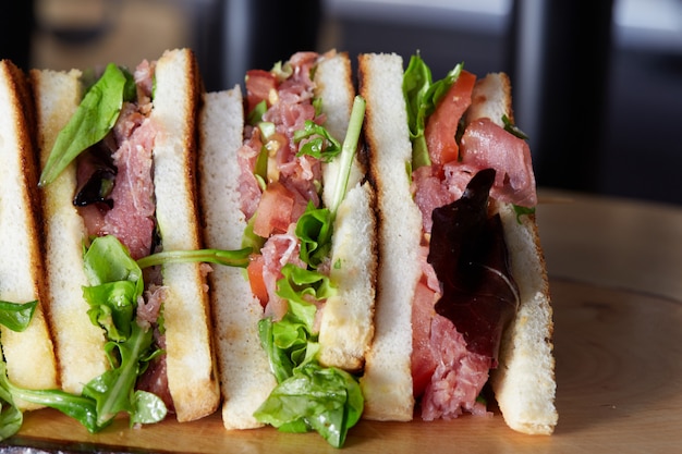 Club Sandwich auf Holztablett