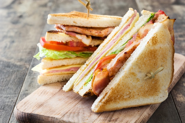 Club Sandwich auf Holztisch