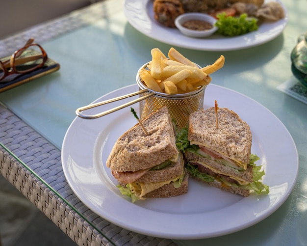 Club sandwich com batatas fritas