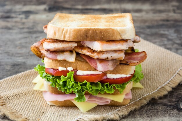 Club sandwich en mesa de madera