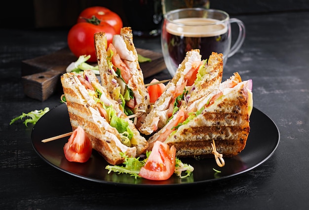 Club-Sandwich mit Hähnchenbrust-Käse-Tomaten-Gurke und Kräutern