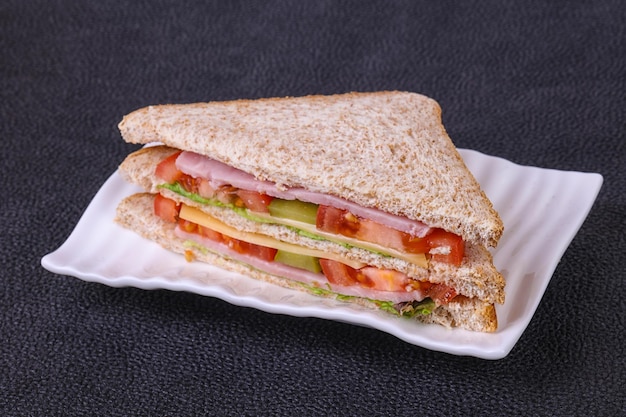 Club-Sandwich mit Schinken und Käse