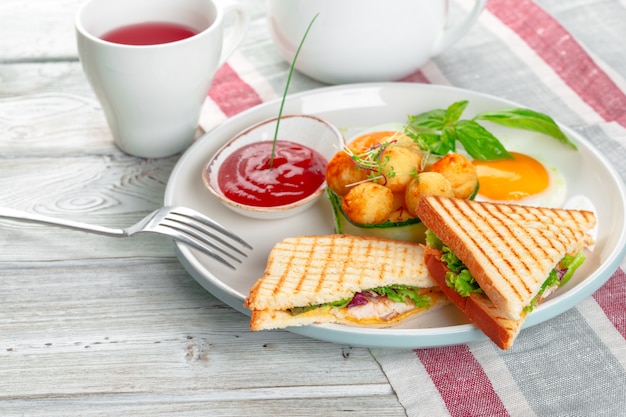 Club sandwich panini con jamón, tomate, queso y albahaca con bolas de queso