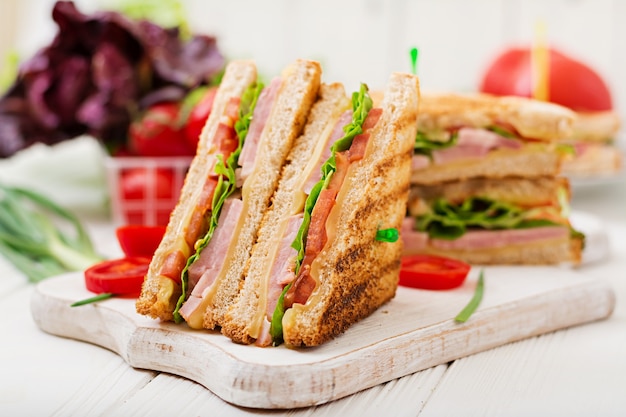 Club Sandwich - Panini mit Schinken, Käse, Tomaten und Kräutern. Draufsicht