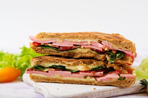 Foto club sandwich panini mit schinken, tomaten, käse und salat