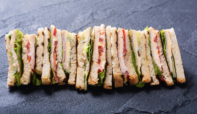 Club sándwich con tomate, pepino, jamón, queso y ensalada Clubsandwich