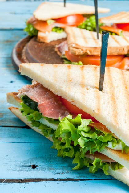 Club Sandwiches mit Lachs