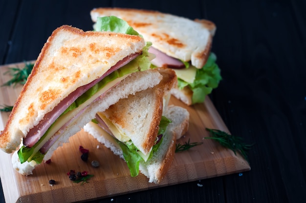 Club sándwiches sobre fondo de madera