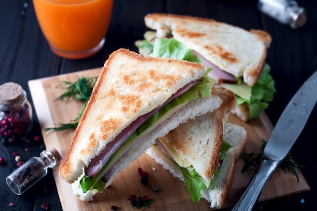 Club sándwiches sobre fondo de madera