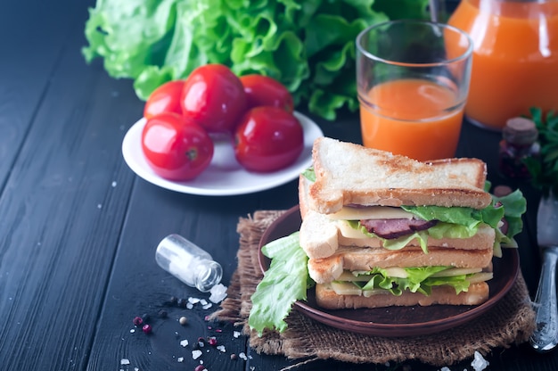 Club sándwiches sobre fondo de madera