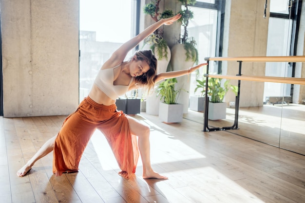 Clube de fitness para aeróbica e ginástica mulher yoga workout exercício de corpo flexível pose harmonia