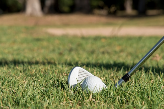 Clube de golfe no campo com bola