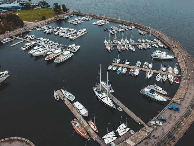 clube de iate com um quebra-mar. Iates, barcos a motor, veleiros, cais, cais.