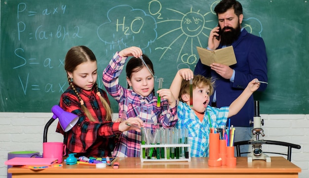 Clube temático de química. Promover interesses científicos. Tema do nosso clube. Interação e comunicação em grupo. Lista de clubes do ensino fundamental e temas. Conhecimento prático. Educação do clube escolar.