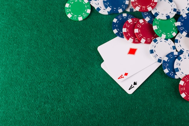 Royal flush baralho e fichas de casino em fundo verde poker