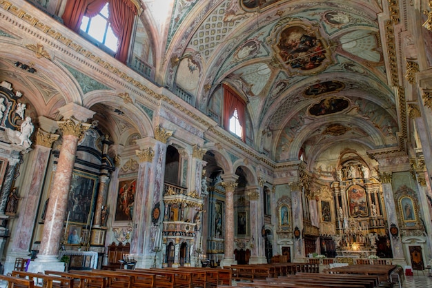 Clusone Italien 2022Die Basilika Santa Maria Assunta und San Giovanni Battista in Clusone wurde der Überlieferung nach auf den Ruinen eines antiken römischen Tempels errichtet, der der Göttin Diana geweiht war