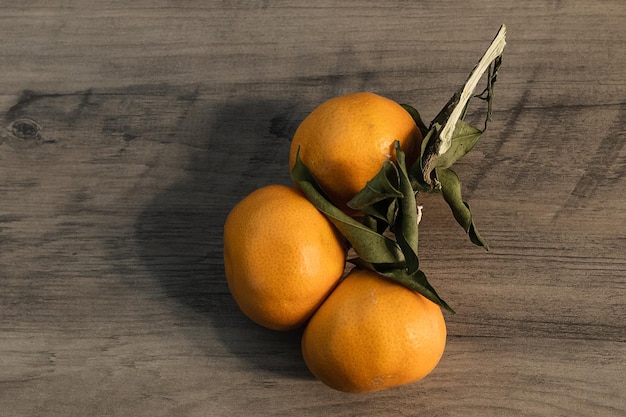 Foto cluster von mandarinen auf dem tisch