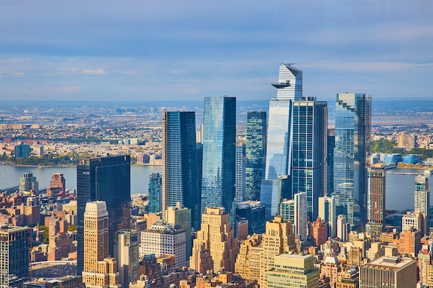 Cluster von riesigen Wolkenkratzern aus blauem Glas in New York City von hoch oben