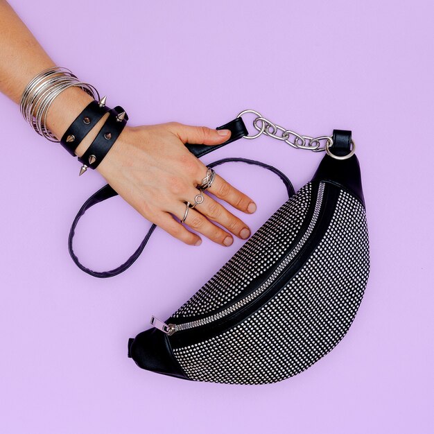 Clutch de accesorios con estilo y bisutería. Swag estilo clubbing agresivo