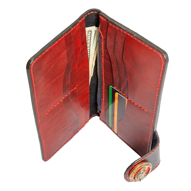 Clutch de cuero rojo abierto con dinero y tarjetas de crédito