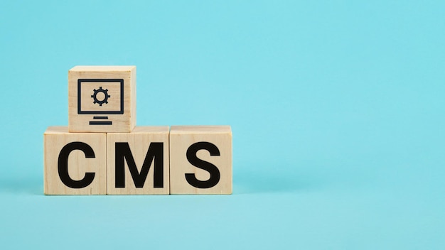 CMS Akronym auf Woodblock Cubes blauer Hintergrund Häufig gestellte Fragen Geschäftskundendienst und Support-Konzept Akronym CMS auf Woodblock Cubes Content Management System