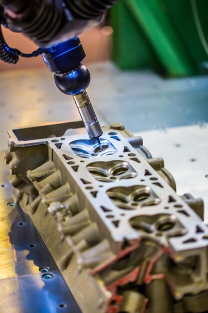 CNC-Fräsmaschine für die Metallbearbeitung. Schneiden von Metall moderne Verarbeitungstechnik. Geringe Schärfentiefe. Achtung – authentisches Schießen unter schwierigen Bedingungen. Ein bisschen Körnung und vielleicht verschwommen.