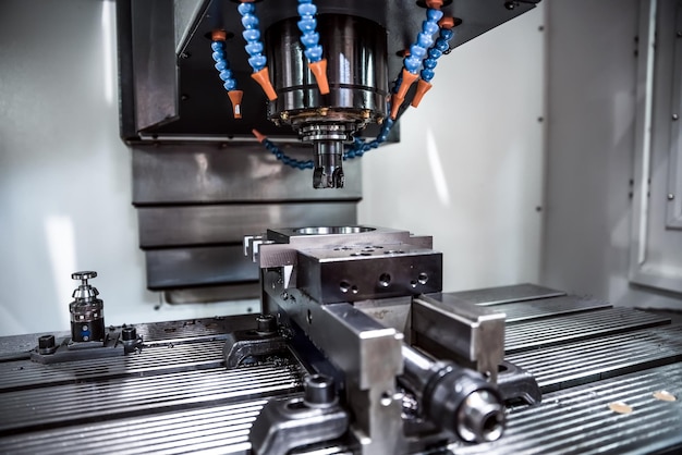 CNC-Fräsmaschine für die Metallbearbeitung. Schneiden von Metall moderne Verarbeitungstechnik. Geringe Schärfentiefe. Achtung – authentisches Schießen unter schwierigen Bedingungen. Ein bisschen Körnung und vielleicht verschwommen.