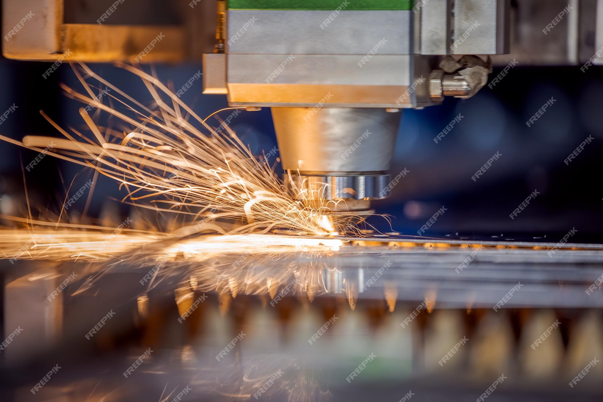 Cnc laserschneiden von metall, moderne industrietechnik herstellung  industrieller details. die laseroptik und cnc (computer numerical control)  werden verwendet, um das material oder den erzeugten laserstrahl zu lenken.