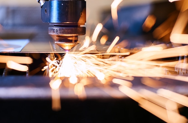 Foto cnc laserschneiden von metall, moderne industrietechnik. kleine schärfentiefe.