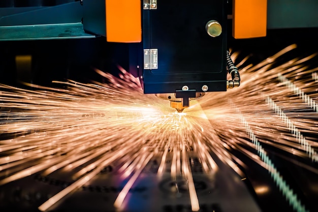 CNC-Laserschneiden von Metall, moderne Industrietechnologie. Beim Laserschneiden wird die Leistung eines Hochleistungslasers durch optische Laseroptiken und numerische CNC-Computersteuerung gesteuert