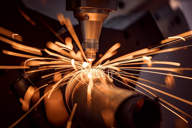 CNC-Laserschneiden von Metall, moderne Industrietechnologie Herstellung von industriellen Details. Die Laseroptik und CNC (Computer Numerical Control) werden verwendet, um das Material oder den erzeugten Laserstrahl zu lenken.