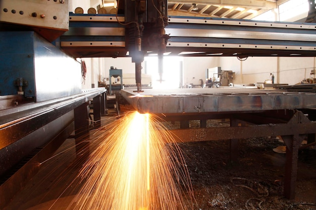 CNC-Laserschneiden von Metall moderne Industrietechnologie