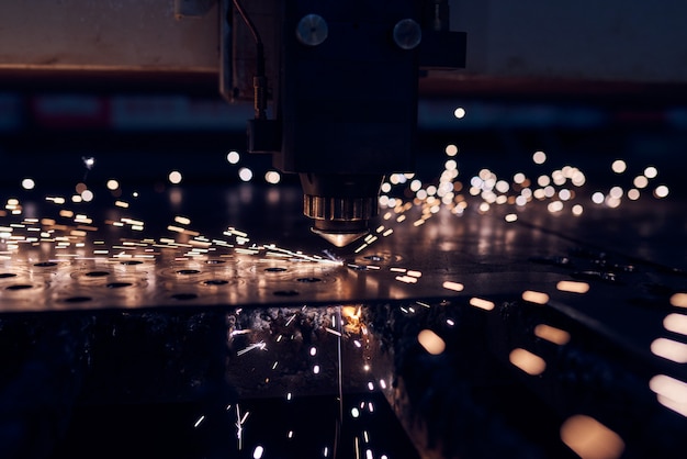 CNC Laserschneiden von Metall Nahaufnahmen, moderne Industrietechnik. Kleine Schärfentiefe