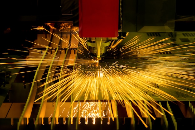 Cnc-laserschneidenblechtafel der hohen präzision in der fabrik.