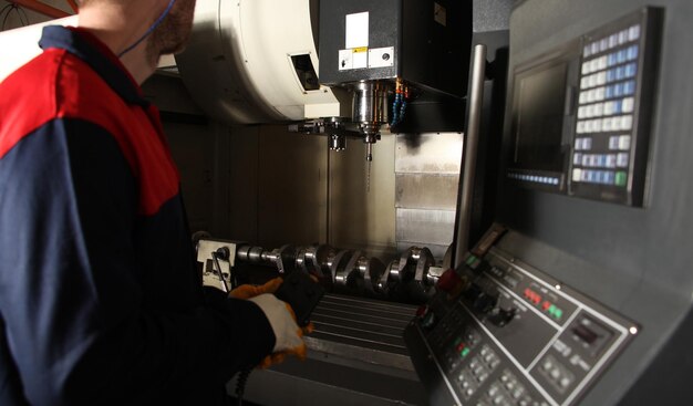 Cnc-Maschine Kurbelwellenherstellung industrieller Hintergrund