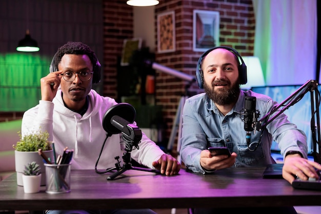 Foto co-anfitriões apresentando um programa divertido.