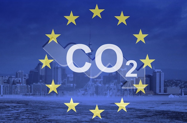 CO2-Emissionen in die Atmosphäre. Rauch vor dem Hintergrund der EU-Flagge.