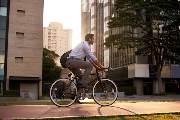 CO2-frei pendeln Aufnahme eines Geschäftsmannes, der mit seinem Fahrrad zur Arbeit pendelt