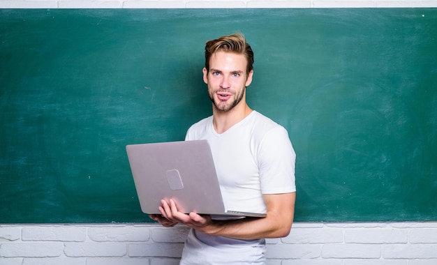 Coach de negocios enseñando online. educación moderna en línea. El profesor universitario utiliza la tecnología informática. el hombre usa internet 4g para estudiar. De vuelta a la escuela. escuela de Negocios. hombre estudiante en la clase de e learning.