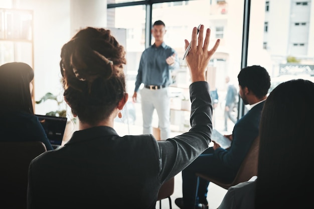 Coaching de empresário e apresentação com público em resposta de perguntas frequentes ou liderança em workshop de escritório Líder masculino falando em treinamento de equipe com a mão levantada para planejamento de marketing ou ideia de estratégia