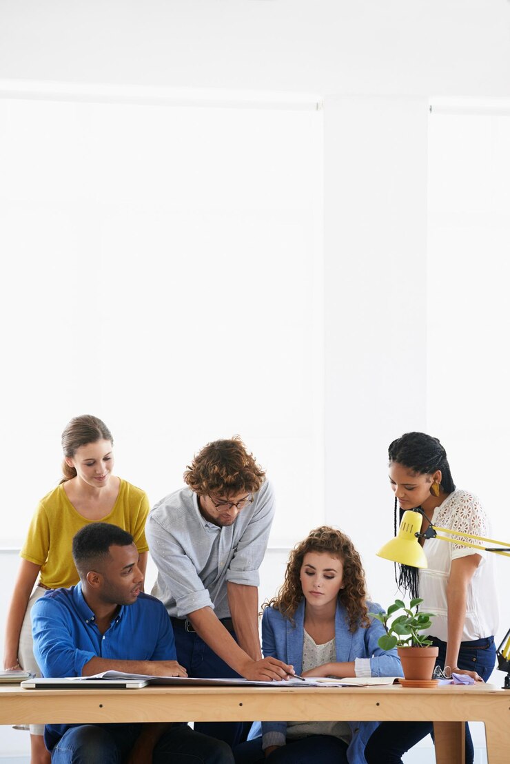 Foto coaching und papierkram für geschäftsleute bei teamstrategiebesprechungen oder schulung des personals für die planung im büro. geschäftsleute mit coach und dokument bei der teamarbeit für gruppenprojekte oder pläne am arbeitsplatz