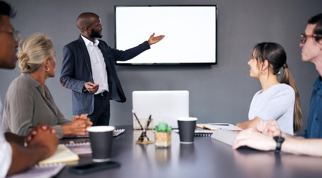 Coaching und Treffen von Geschäftsleuten auf einem Modellbildschirm für Projektmanagement oder Planung im Büro. Schwarzer Coach oder Business-Mentor bei der Teampräsentation oder Schulung von Personal auf einem Modell am Arbeitsplatz