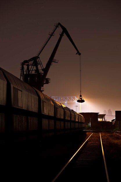 Coal Harbor Crane und Zug in der Nacht