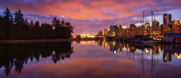 Foto coal harbour centro de vancouver paisagem urbana ao nascer do sol