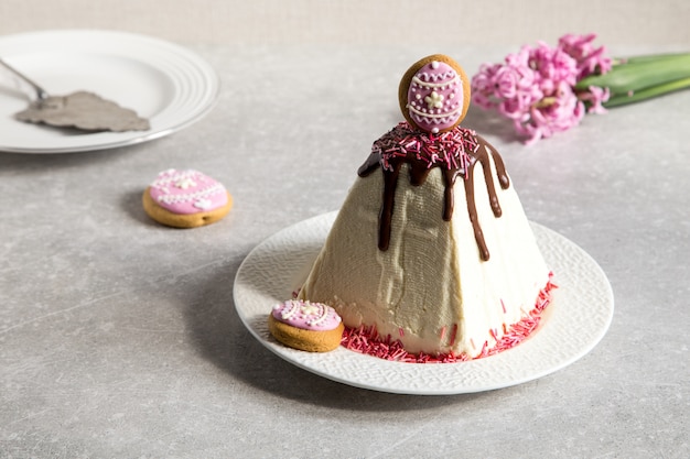 Coalhada tradicional, bolo de Páscoa com açafrão de flores da Primavera